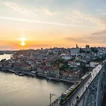 Modern 2-Bedroom Apartment In Porto